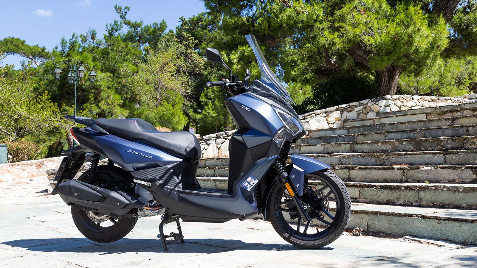 Τα δισκόφρενα 260 χλστ. εμπρός και 240 χλστ. πίσω εξασφαλίζουν αποτελεσματική πέδηση, ενώ η πλήρης διάταξη φωτιστικών σωμάτων LED με φώτα ημέρας (DRL) ενισχύει την ορατότητα και το στιλ.